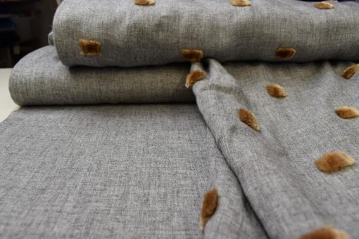 Viskosegewebe graumeliert mit Fellpuscheln – Bild 3